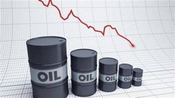 النفط ينخفض بفعل مخاوف الطلب بعد زيادة مفاجئة في المخزونات الأمريكية 
