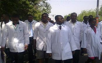 إضراب للأطباء في نيجيريا للمطالبة بتنفيذ مطالبهم.. والحكومة ترد