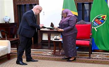 وزير الإسكان يسلم رسالة من السيسي لرئيسة تنزانيا تؤكد متانة العلاقات الثنائية مع مصر 