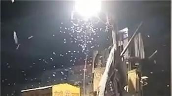 بشكل يثير الدهشة.. ديدان تهطل من السماء فى الهند (فيديو)