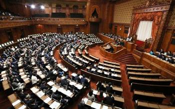 استطلاع ياباني يظهر انقسام الرأي العام حول مناقشة البرلمان لمراجعة الدستور 