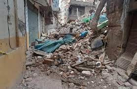 إزالة الأجزاء الخطرة بـ9 عقارات في حي الجمرك بالإسكندرية 