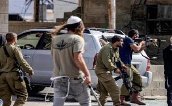 مستوطنون إسرائيليون يهاجمون فلسطينيين شرق رام الله