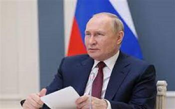 بوتين يهنئ العاملين الروس في المحطات القطبية بعيدهم المهني