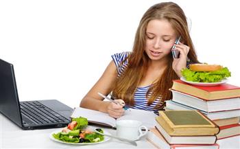 استشارية توضح أهم النصائح الغذائية للطلبة في فترة الامتحانات