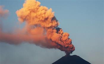 المكسيك ترفع مستوى الإنذار جراء انبعاث الدخان والرماد من بركان بوبوكاتيبيل