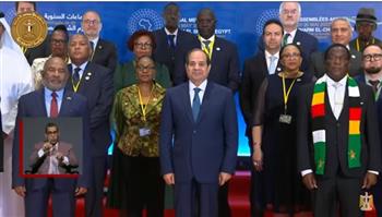 الرئيس السيسي يتوسط صورة تذكارية مع المشاركين في اجتماعات البنك الإفريقي للتنمية 