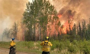 هطول الأمطار يبعث الأمل بالسيطرة على الحرائق المستعرة في غرب كندا 
