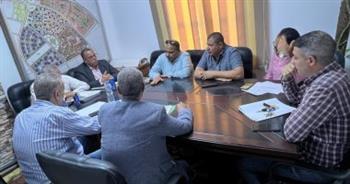 رئيس «ملوي الجديدة» يجتمع مع مسئولي الشركات العاملة بالمدينة لدفع العمل بالمشروعات