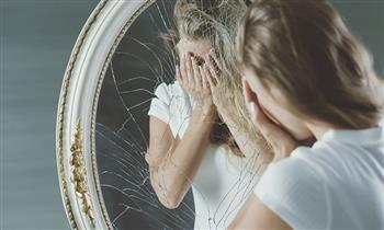 متلازمة «المرآة المكسورة».. استشاري نفسي يوضح الأسباب والعلاج (خاص)
