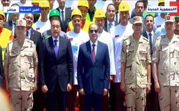 الرئيس السيسي يلتقط صورة تذكارية مع العاملين بمجمع مصانع الكوارتز بالعين السخنة