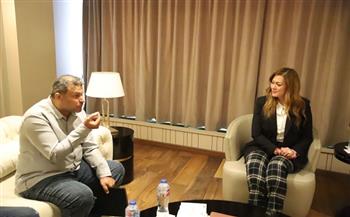 رشا راغب تناقش مع والد أحمد بغدودة برنامج الرعاية الصحية المقدمة للبطل المصري