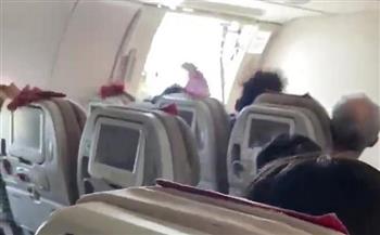 طائرة تهبط بسلام في كوريا الجنوبية بعدما انفتح أحد أبوابها