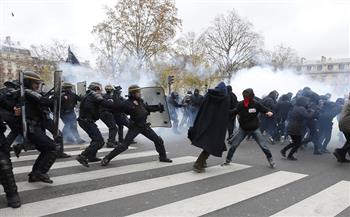 اشتباكات بين الشرطة الفرنسية ونشطاء المناخ في باريس