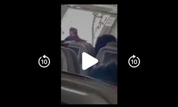 ذعر في طائرة بسبب فتح بابها أثناء الطيران (فيديو)