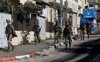 الاحتلال يعتقل خمسة فلسطينيين من الضفة ويواصل حصاره على قرية المغير