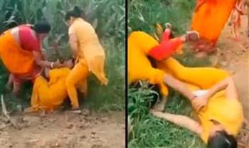 علقة بالشباشب.. معلمات يعتدين بشكل وحشي على مديرة مدرسة (فيديو)