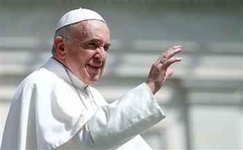 بابا الفاتيكان يستأنف عمله بعد الإصابة بالحمى