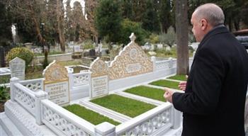 أردوغان يزور قبر أستاذه.. ويستهدف الطبقة المحافظة في تركيا