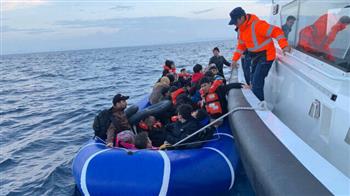 إنقاذ 79 مهاجرًا قبالة سواحل إزمير التركية