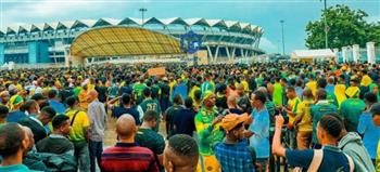 جمهور يانج أفريكانز يحتشد في الملعب استعدادا لنهائي الكونفدرالية 