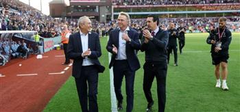 ناصف ساويرس يحتفل مع جمهور أستون فيلا بالتأهل للدوري الأوروبي