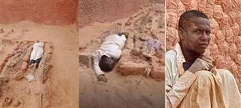 ينام بجوار قبر والدته منذ سنتين.. شاب جزائري يقلب مواقع التواصل الاجتماعي (فيديو)
