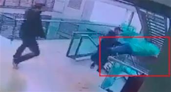 قفز من أعلى الدرج.. سجين حاول الهرب من الحراس فلقي حتفه فورا (فيديو)