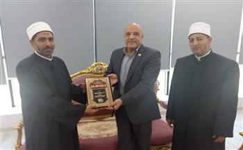 «الأوقاف» تهدي جامعة أسوان موسوعة الثقافة الإسلامية