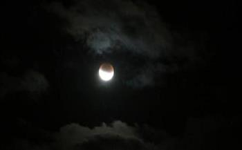 خسوف القمر أبرزها.. 3 ظواهر فلكية تزين السماء اليوم