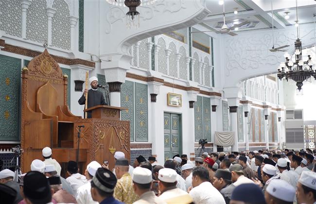 أسامة الأزهري يلقي خطبة الجمعة من مسجد الراية بيت الرحمن في مدينة بإندونيسيا