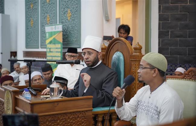 حشود غفيرة.. الآلاف يتزاحمون لحضور درس أسامة الأزهري بإندونيسيا «صور»