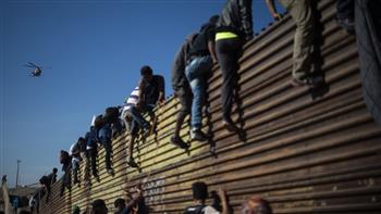 الإذاعة الأمريكية:تعقيدات تعوق حل أزمة الهجرة عبر حدود الولايات المتحدة
