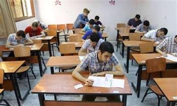 مدير تعليم القاهرة يتفقد سير امتحانات الصف الأول الثانوي ويوصي الطلاب بعدم التسرع في الإجابات