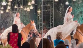 فيديو .. عروس تدخل قاعة زفافها على ظهر حصان وهكذا تفاعل معها المعازيم
