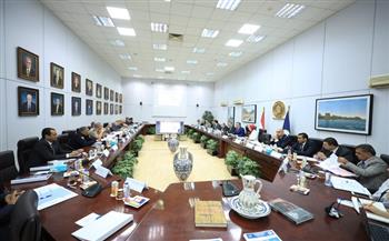 وزير الآثار يترأس الاجتماع الخامس للجنة الدائمة لتراخيص المنشآت الفندقية والسياحية