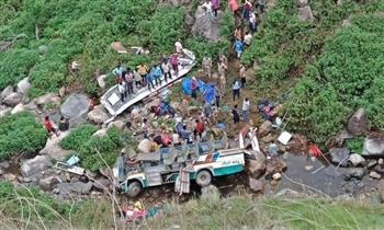 مصرع نحو 20 شخصًا وإصابة آخرين إثر سقوط حافلة ركاب بالهند