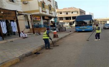 رئيس «مرسى علم» يتابع أعمال النظافة ويوجه برفع المخلفات بمناطق المدينة