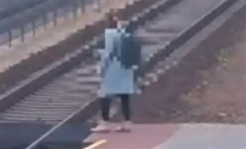 فيديو.. لحظة نجاة فتاة من الموت المحقق بأعجوبة أسفل عجلات القطار