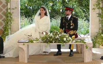 بالبساطة والرقي.. الأميرة رجوة آل سيف تبهر العالم بفستان زفافها