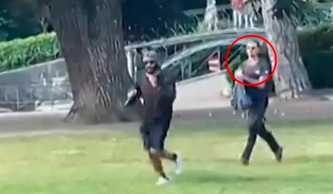 انقذ أطفالًا من هجوم بالسكين.. من هو "بطل الحقيبة" الذي سحر الفرنسيين؟ (فيديو)