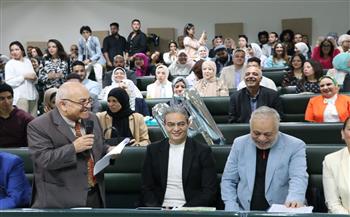 طارق سعده يُحكم مشروعات التخرج للأكاديمية الدولية لعلوم الإعلام
