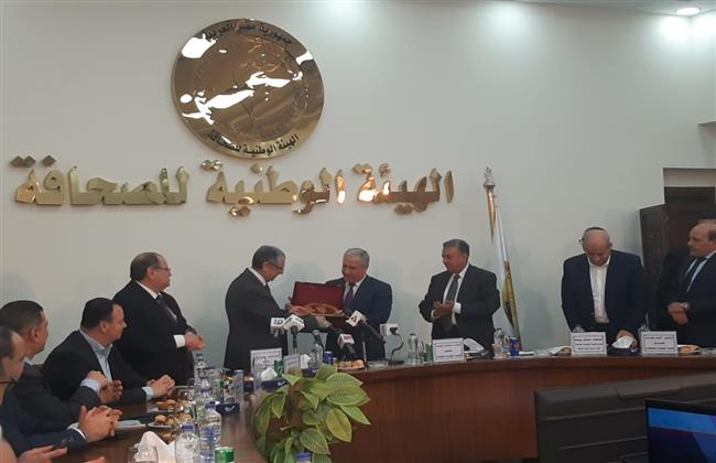 عبد الصادق الشوربجي يكرم وزير الكهرباء ويهديه درع الهيئة الوطنية للصحافة