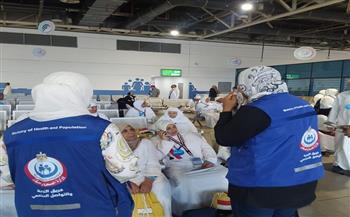 «الصحة» توزع الحقائب وتقدم التوعية لـ 845 حاجًا في مطار القاهرة الدولي