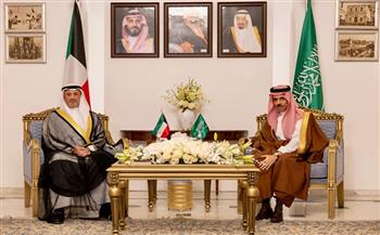 وزير الخارجية الكويتي يبحث مع نظيرة السعودي العلاقات الثنائية