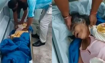 بعد يوم من وضعها داخل النعش.. امرأة تعود من الموت أثناء جنازتها (فيديو)
