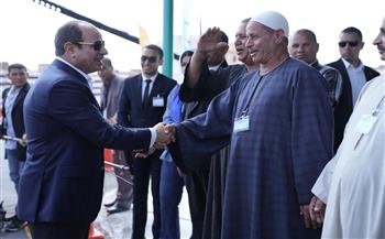 عاجل.. الرئيس السيسي يتوقف خلال جولته ويتحاور مع المواطنين بقرية الأبعادية بالبحيرة