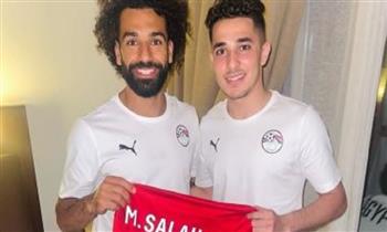 محمد صلاح يهدى قميص ليفربول للاعب فيوتشر