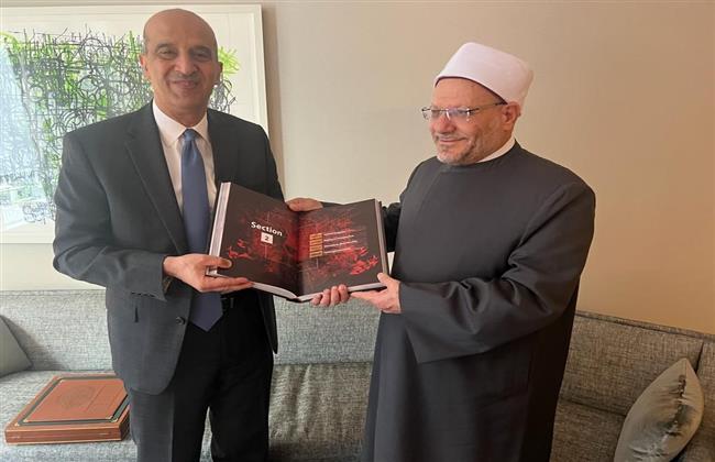 مفتي الجمهورية يهدي درع الأمانة العامة لمندوب مصر الدائم في الأمم المتحدة