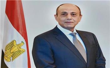 وزير الطيران المدني يكرم عاملين بمطار القاهرة الدولي لأمانتهما